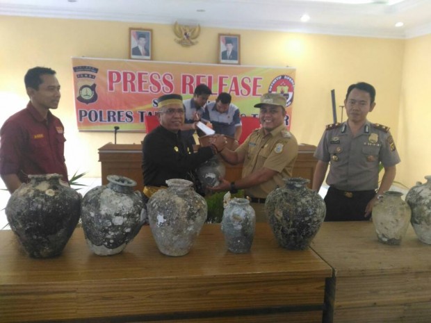 Wakil Bupati Tanjung Jabung Timur Robby Nahliansyah saat menyerahkan cagar budaya yang ditemukan di Air Hitam Laut